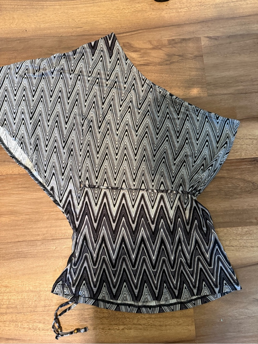 Express Black & White One-Shoulder Zigzag Top - Picture 2 of 6